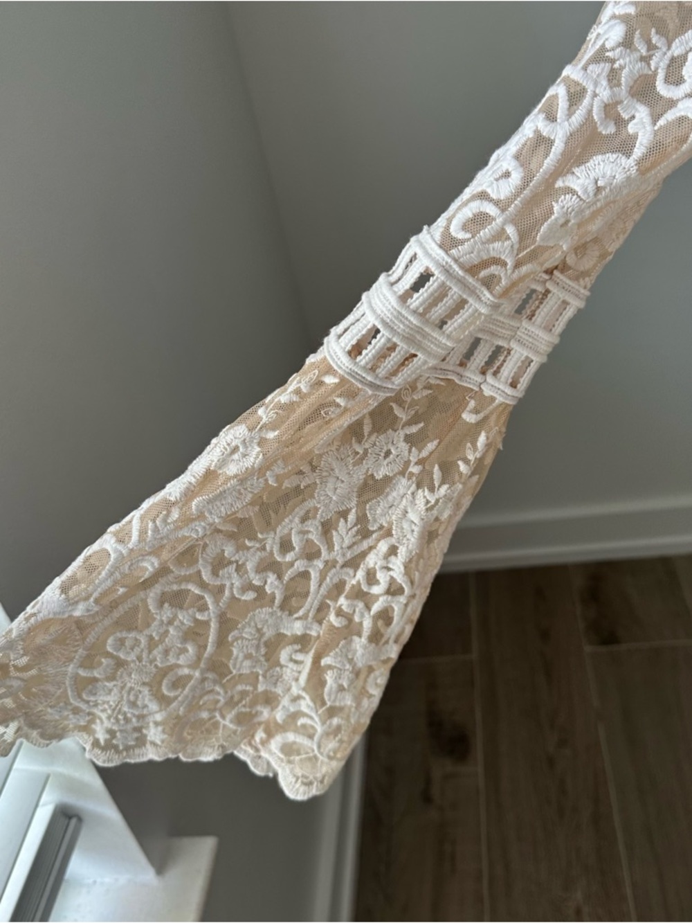 Forever 21 Beige and White Mesh Kimono Duster with Floral Embroidered - Picture 4 of 9